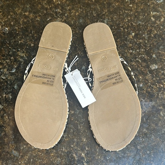 💜🤑 🆕 NEW YORK & CO leopard print flip flops size 6 - Picture 3 of 7